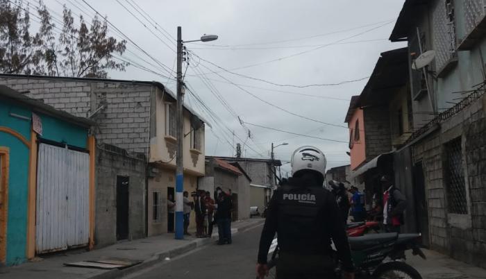Policías acudieron al lugar para realizar las pericias pertinentes.