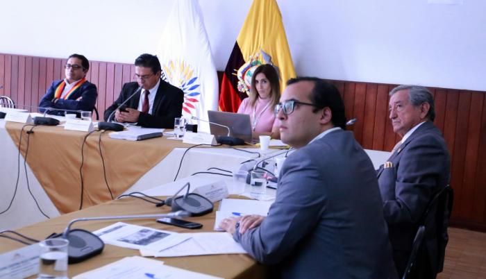 Comisión. Owaldo Jarrín llevó dos videos para ilustrar el nivel de la violencia y los daños registrados durante el paro nacional de 11 días.