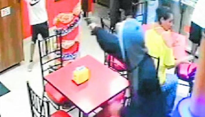 Un sujeto amedrentó con su arma a un niño, quien indefenso levantó sus manos.
