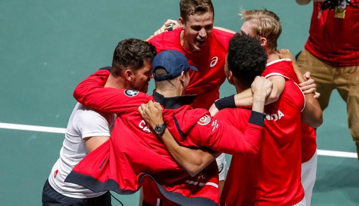 El equipo canadiense celebra tras ganar al equipo Ruso, durante las semifinales dobles de la Copa Davis.