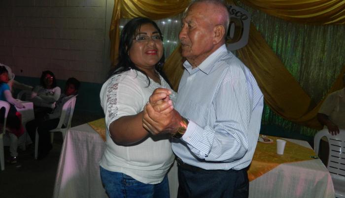 Parabienes. Francisco Yagual baila con una de sus nietas. La familia también celebró el cumpleaños del patriarca con una misa de Acción de Gracias.
