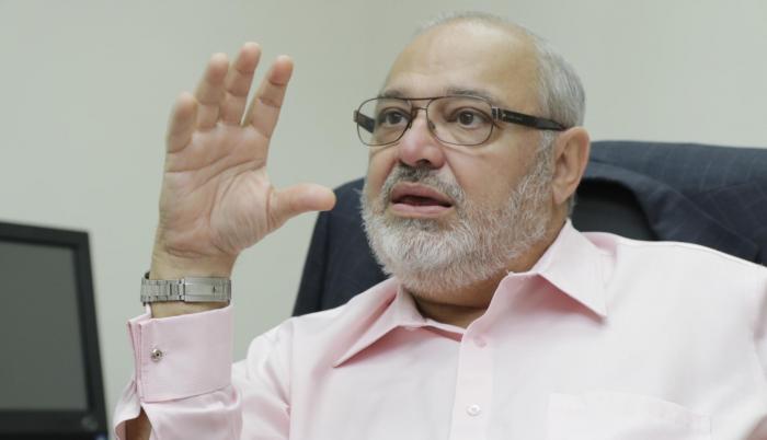 Es un empresario ecuatoriano con más de 42 años de experiencia en el ámbito ejecutivo y empresarial. Fue socio de la organización PricewaterhouseCoopers y es experto en auditorías y consultorías en entidades financieras, industriales y de servicios.