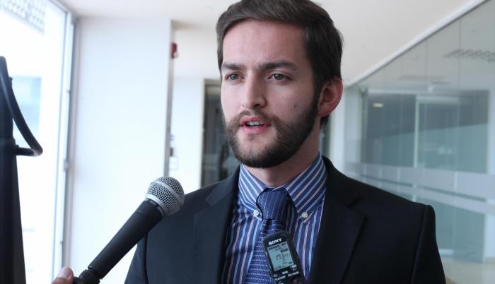 Un grupo de estudiantes de la Pontificia Universidad Católica del Ecuador exigían que el asambleísta Esteban Torres se retirara del debate sobre la despenalización del aborto.