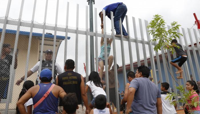 Disturbios. El balneario municipal de la ‘Entrada de la 8’ estaba lleno el domingo. Pese a ello, familias treparon las rejas para ingresar por la fuerza.