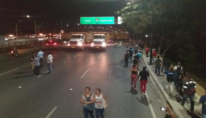 El cierre no impidió que decenas de ciudadanos decidieran atravesar el puente caminando.
