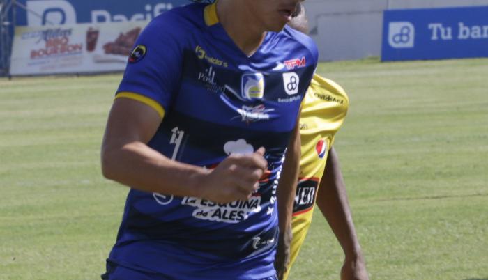 William Riveros viene del Delfín de Manta a la zaga amarilla.