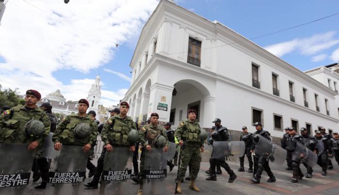 Militares y policías resguardan el palacio presidencial.
