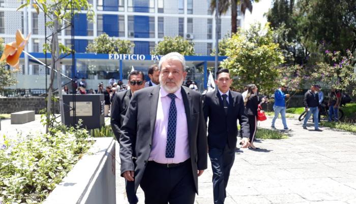 Como prueba, Verdesoto entregó seis documentos con las posibles irregularidades.