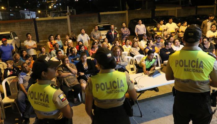 Acto. Los moradores sugirieron a los policías incrementar los controles de seguridad.