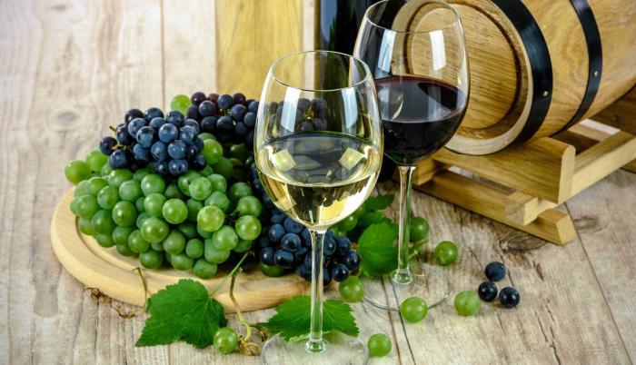 El vino tinto y el blanco mostraron mayores beneficios para la flora intestinal, según el estudio.