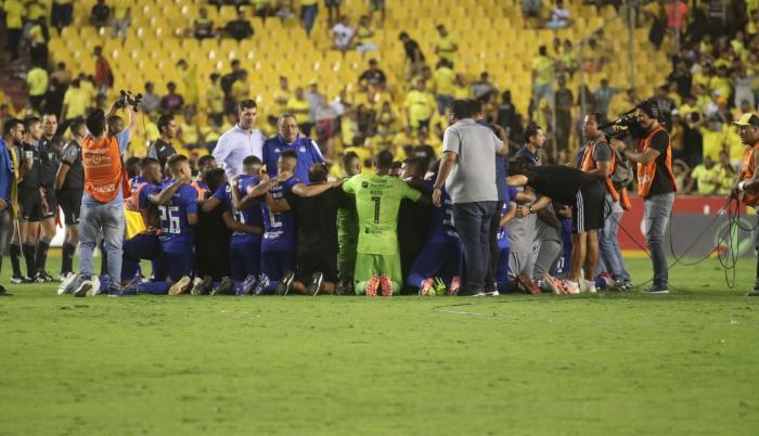 Unidad. La plantilla azul celebró con una plegaria el triunfo en el Monumental. Emelec no ganaba ahí desde el 2016.
