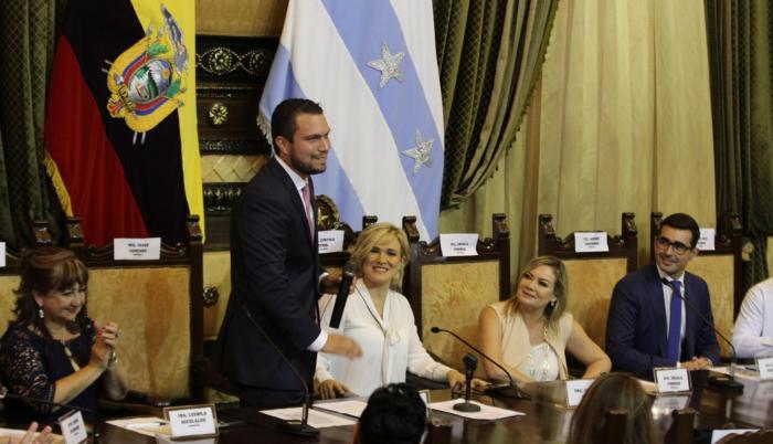 El nuevo vicealcalde de Guayaquil (i) en su primer discurso en la sesión inaugural del Concejo Cantonal.