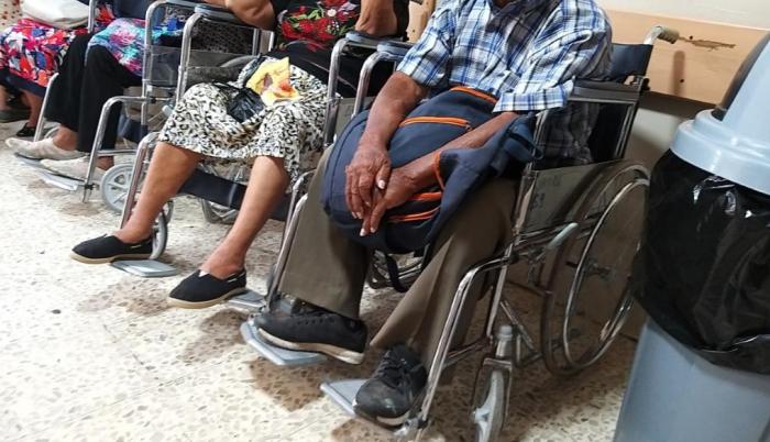 Pacientes a la espera de su sesión de diálisis.