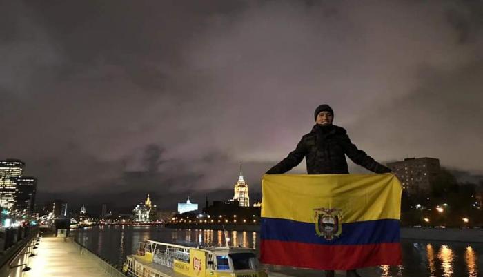 El joven llegó a Rusia hace dos años para estudiar Ingeniería en Sistemas.