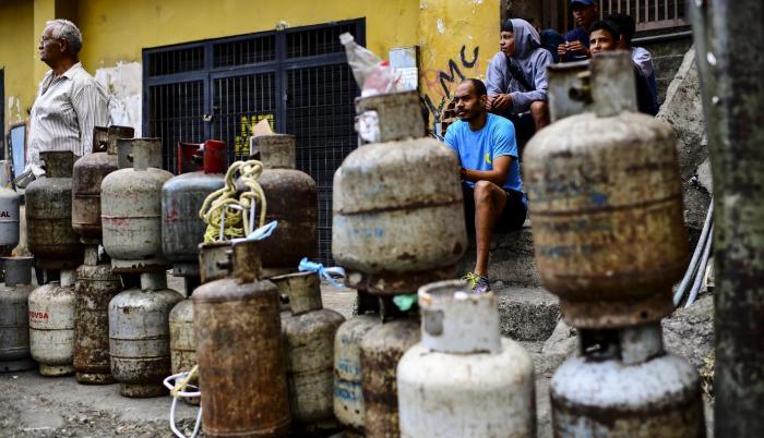 Caracas. Los ciudadanos hicieron ayer largas filas para poder reemplazar sus bidones de gas propano.