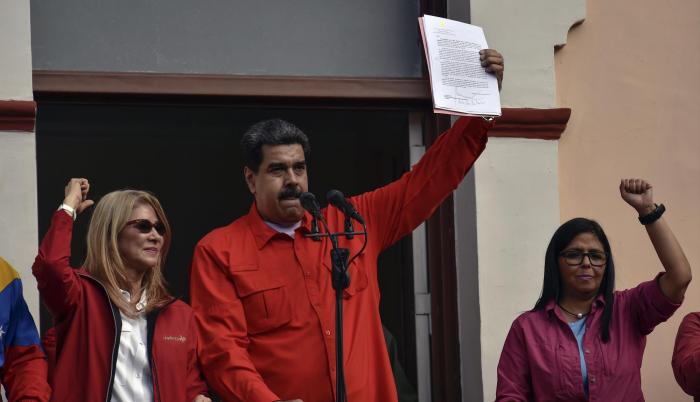 El presidente de Venezuela, Nicolás Maduro (C), habla a una multitud de simpatizantes flanqueados por su esposa Cilia Flores (i) y la vicepresidenta de Venezuela, Delcy Rodríguez, durante una reunión en Caracas el 23 de enero de 2019.