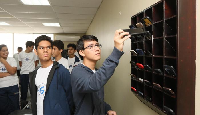 Voluntad. Los estudiantes dejan sus teléfonos celulares en unos casilleros para no distraerse en clases.