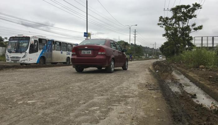 En la avenida Casuarina, cerca de la cooperativa Sergio Toral, los baches producen daños mecánicos en los vehículos.