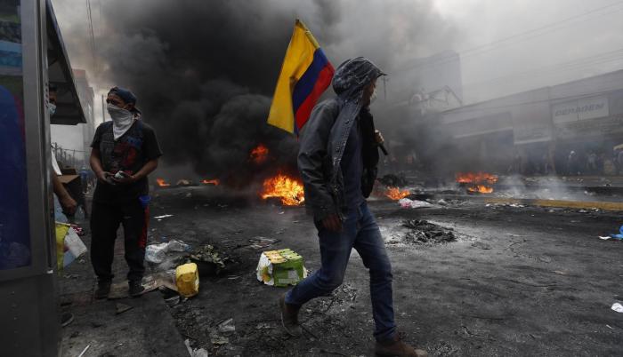 Manifestantes provocan incendios durante el décimo día de protestas contra el Gobierno este sábado, en Quito.