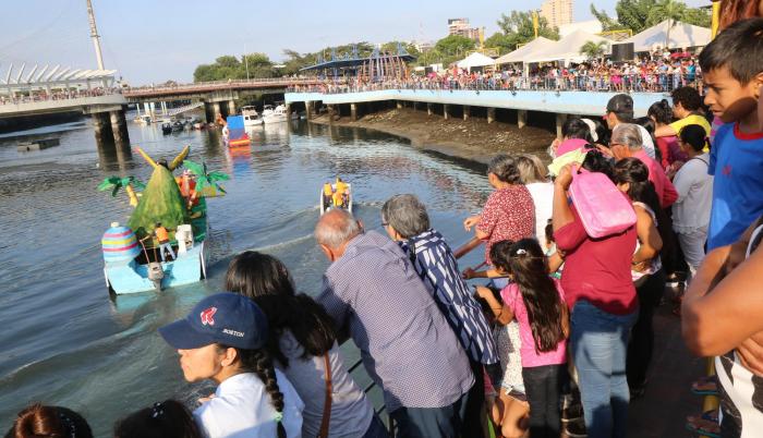 Una gran cantidad de personas se acercaron hasta la Plaza de la Música, situada en el barrio Garay, al pie del estero Salado.