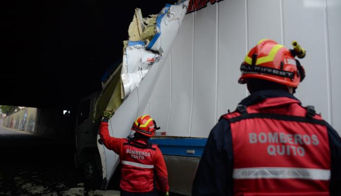 Camión que llevaba comida quedó atrapado en un puente de Quito