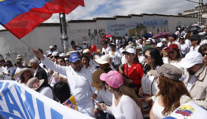 Quito. Organizaciones profamilia y ciudadanos se movilizaron ayer contra el matrimonio igualitario.