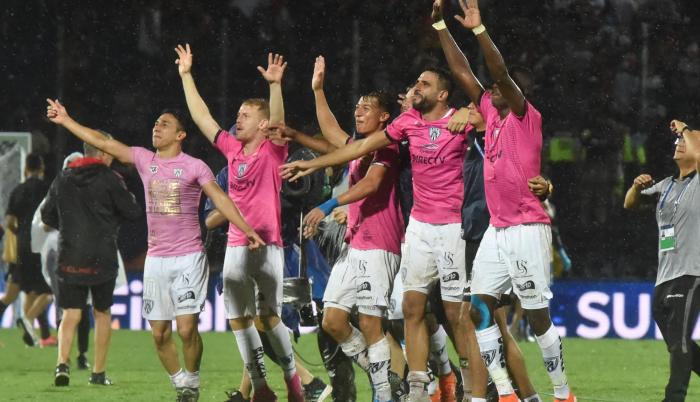 Los Rayados alzaron la primera copa de su historia.