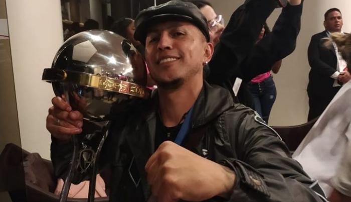 Celebración junto al trofeo de la Copa Sudamericana.