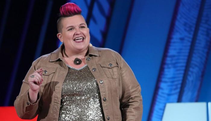 El audiovisual en el que aparece Amber Galloway, de 42 años, se ha viralizado en redes sociales.
