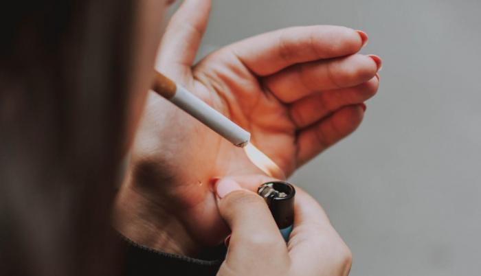 Un reciente estudio revela que fumar cinco o menos cigarrillos al día puede causar casi tanto daño en los pulmones como fumar dos paquetes diarios.