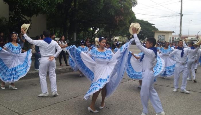 Con trompetas, tambores y en compañía de porristas bailaron al ritmo de las canciones tradicionales de la ciudad.