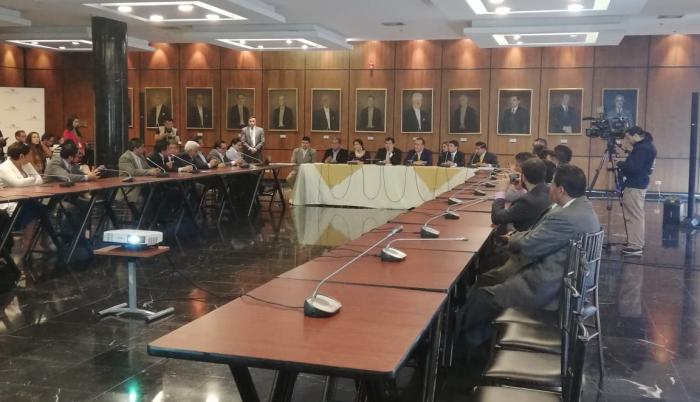 Los representantes de las diferentes federaciones de taxistas se reunieron este martes en la Asamblea.