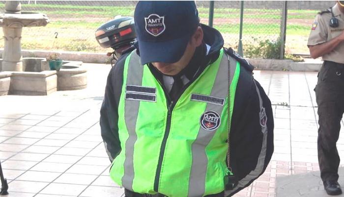 El sujeto fue detenido por uniformados y no pudo comprobar que es funcionario de la AMT.