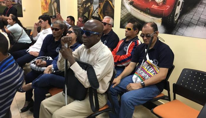 Servicio. Decenas de personas no videntes acudieron a la inauguración.
