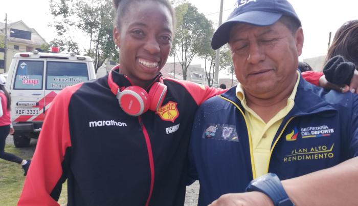 Apoyo. Zaldívar acudió al entrenador Luis Chocho para mejorar su rendimiento en el salto triple y los resultados evidencian la progresión.