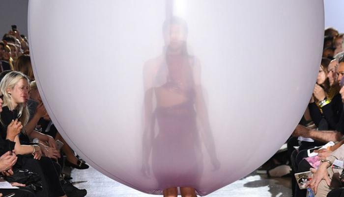 Ropa con globos: pasarela tendencia en internet