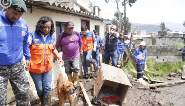 Varias autoridades gubernamentales recorrieron la zona afectada.