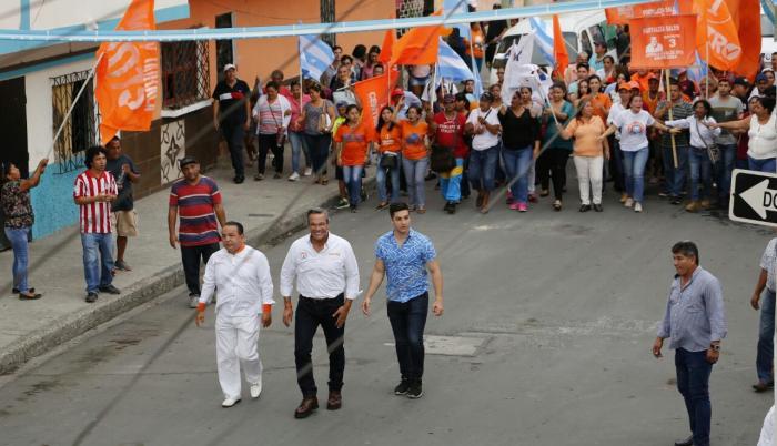 Guayaquil. El candidato de Centro Democrático, Jimmy Jairala, en un recorrido por la parroquia Letamendi.