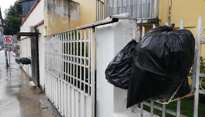 La basura permanece apilada en las viviendas.