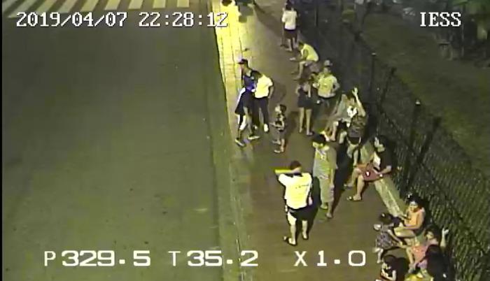 En Guayaquil, las personas salieron a la calle por el sismo.