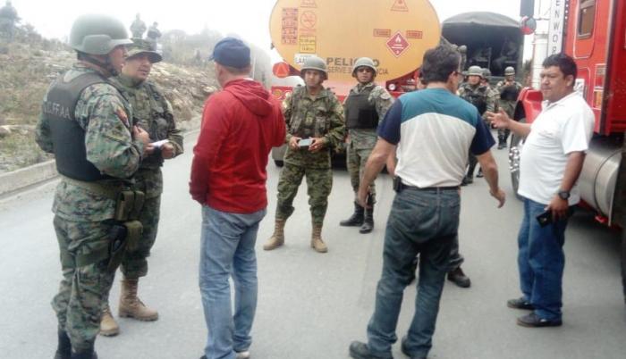 Militares resguardan el combustible.