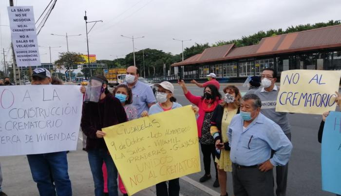 Guayaquil. En la ciudadadela 9 de Octubre, moradores rechazaron la construcción de un crematorio en la zona, pues temen que podría afectar su salud.
