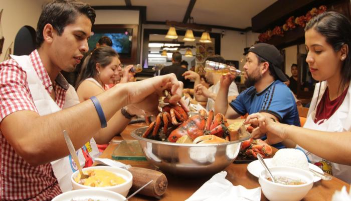 Guayaquil. Una familia de visita en la ciudad disfruta del cangrejo en el restaurante Manny’s, en Miraflores.