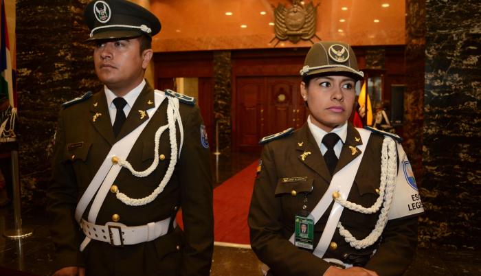 Sesión. Minutos después del anuncio de la suspensión de la sesión, personal policial cerró la puerta del Pleno de la Asamblea Nacional.