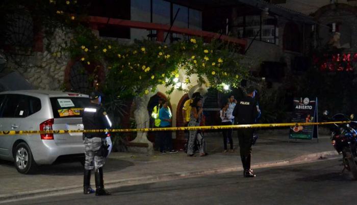 Anna Laura Chávez fue asesinada cuando llegaba a su establecimiento, en Manta. Al bajar de su vehículo, una persona que llevaba una peluca la abordó y le disparó. Inicialmente, se creía que el autor material era un hombre, pero ayer, el fiscal confirmó qu