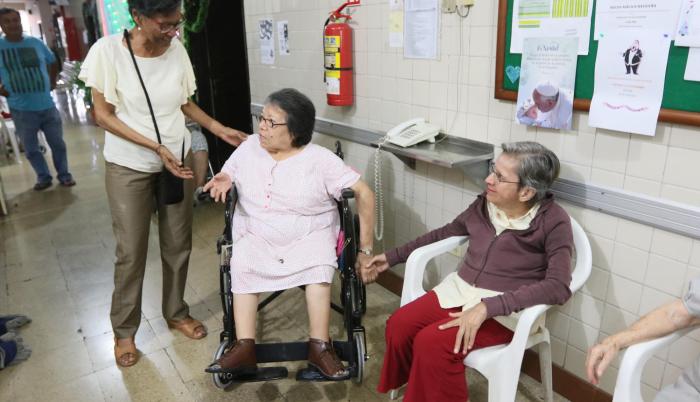 Compañerismo. Luz María disfruta de conversar con sus compañeras del asilo.