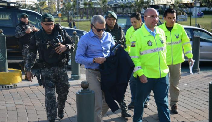 Comparecencia. Alvarado llegó ayer por la tarde a la Fiscalía en Quito rodeado de policías.
