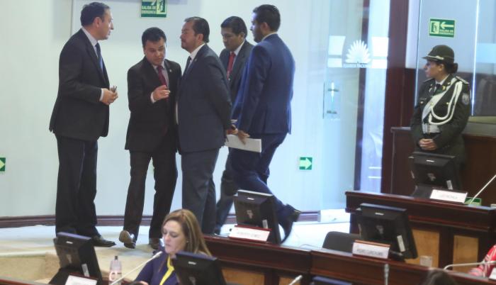 El 29 de noviembre, Fabricio Villamar logró un acuerdo con todos los bloques para exigir la renuncia de Vicuña y recogió 58 firmas para enjuiciarla políticamente.