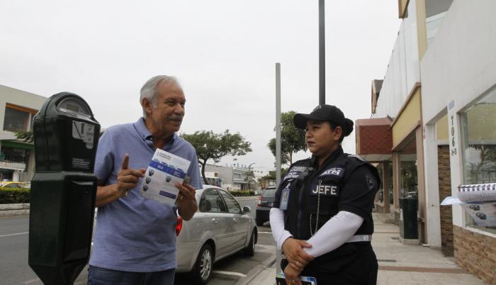 Socialización. El residente Gustavo Buitrón conoció ayer sobre la implementación de los parquímetros en la vereda de su residencia, en Urdesa.