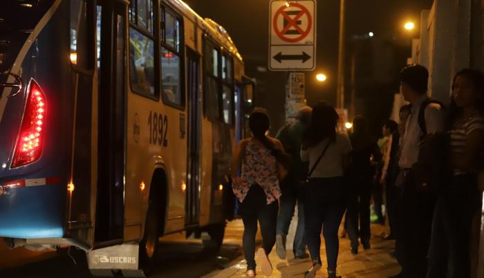 Apuro. Algunos estudiantes deben correr para alcanzar el bus. Otros esperan por sus colectivos.